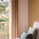 Beautiful Renovated Apartment, Balcony, Private Parking Apartament Deauville