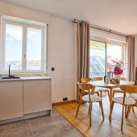 Beautiful Renovated Apartment, Balcony, Private Parking