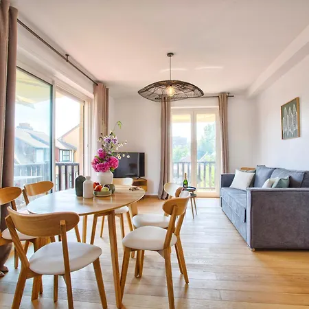 Beautiful Renovated Apartment, Balcony, Private Parking Appartement *