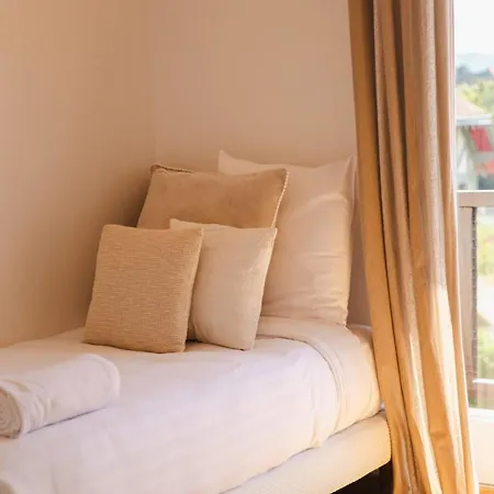 Beautiful Renovated Apartment, Balcony, Private Parking *