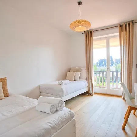 Beautiful Renovated Apartment, Balcony, Private Parking *