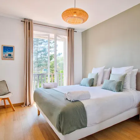 Beautiful Renovated Apartment, Balcony, Private Parking * Deauville