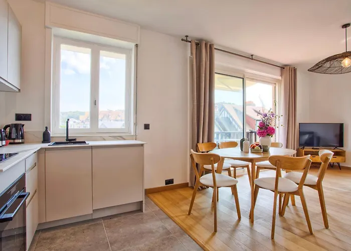 Beautiful Renovated Apartment, Balcony, Private Parking