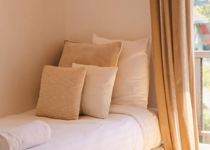 Beautiful Renovated Apartment, Balcony, Private Parking *