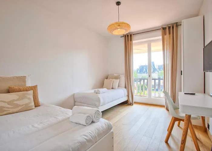 Beautiful Renovated Apartment, Balcony, Private Parking *