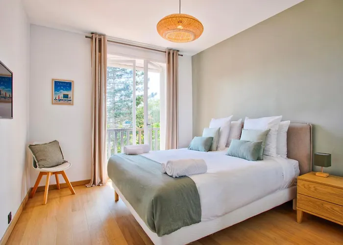 Beautiful Renovated Apartment, Balcony, Private Parking * Довиль