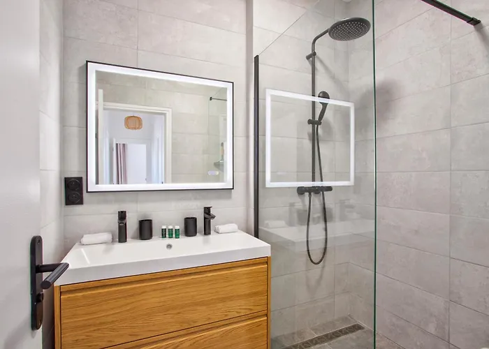 Beautiful Renovated Apartment, Balcony, Private Parking Appartement *